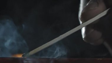 Tanımlanamayan kişinin koyu arkaplan ile ışıklandırma eşleşmesinin aşırı yakın çekimi