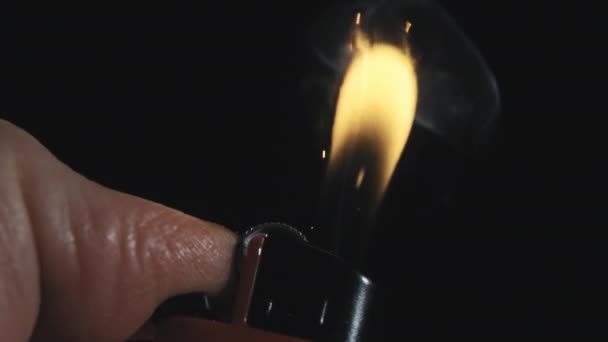 Крайне Близкий Снимок Неузнаваемой Руки Зажигающей Зажигалку Черном Фоне — стоковое видео