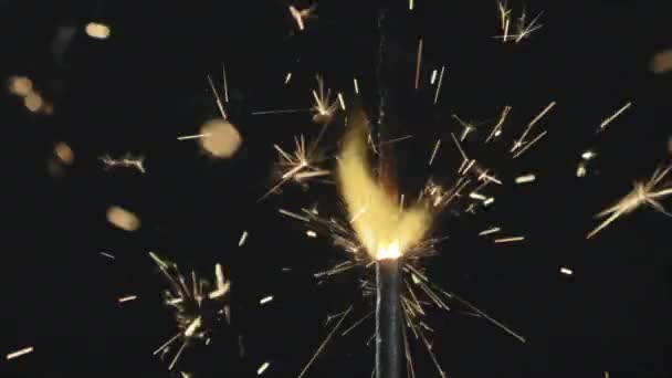불꽃을 방출하는 스파클러 극단적으로 가까이 배경에 — 비디오