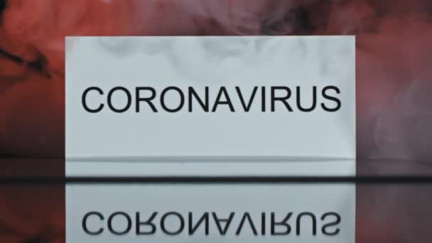 Zbliżenie Ujęcia Czerwonego Dymu Płynącego Wisps Wokół Znaku Słowem Coronavirus — Wideo stockowe