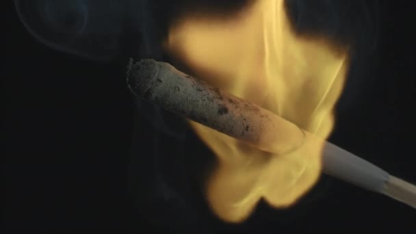 Extrémní Zblízka Záběr Dlouhý Zápas Pálení Vyzařování Kouře Černém Pozadí — Stock video