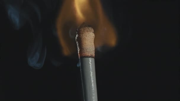 Extrémní Zblízka Záběr Dlouhý Zápas Pálení Vyzařování Chuchvalce Kouře Černém — Stock video