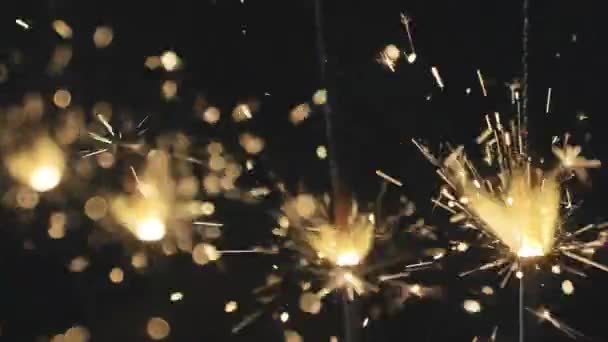 Großaufnahme Von Goldenen Wunderkerzen Die Vor Schwarzem Hintergrund Brennen — Stockvideo
