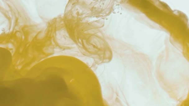 Закройте Медленно Толстую Желтую Краску Закручивающуюся Воде Белом Фоне — стоковое видео