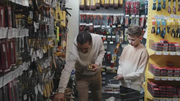 Lento Disparo Hombre Niño Compras Suministros Tienda Mejoras Para Hogar — Vídeos de Stock