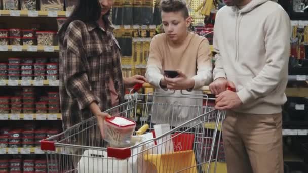 Inclinare Rallentatore Allegra Famiglia Tre Posa Presso Ferramenta Durante Shopping — Video Stock