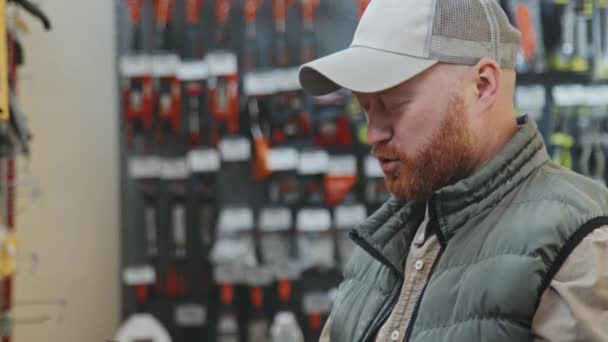 Sakallı Kabarık Yelekli Şapkalı Konuşan Hırdavatçıda Paketlenmiş Ürünlere Bakan Adamı — Stok video