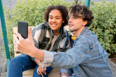 Görüntülü sohbet yoluyla iletişim kuran sevecen gençler