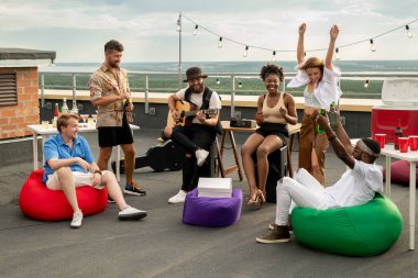 Çağdaş mutlu gençler birlikte eğleniyorlar.