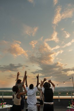 Gençler partide dans ederken kollarını kaldırıyor