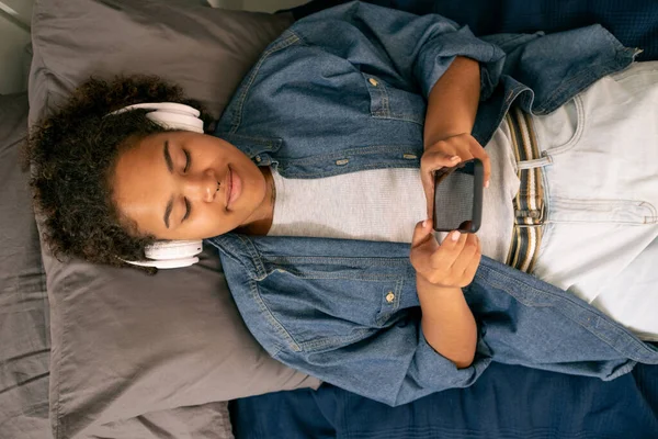 View of teenage girl listening to music in headphones — Stock Photo, Image