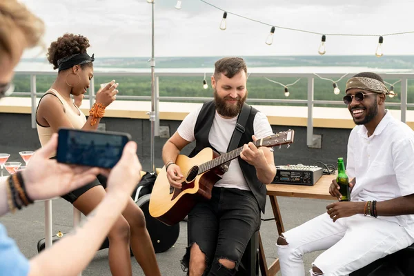 Multraciale vrienden met drankjes genietend van rooftop party — Stockfoto