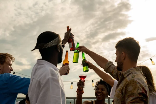 Bir grup mutlu arkadaş bira şişeleriyle şıngırdıyor. — Stok fotoğraf