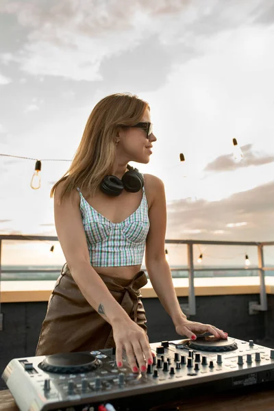 Щаслива молода жінка, що стоїть за саундбордом у міському середовищі — стокове фото