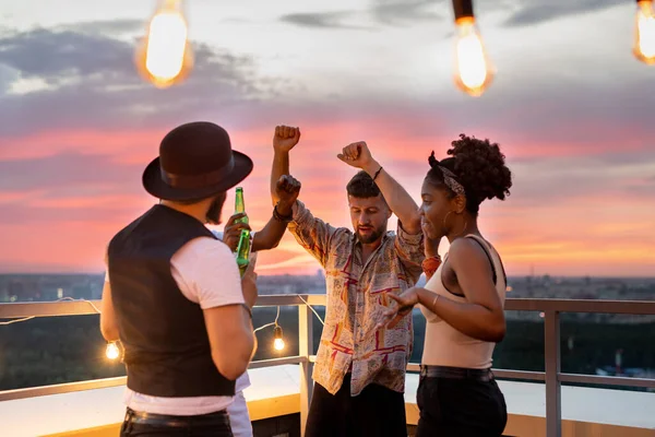 Grupo de jóvenes bailando y tomando cerveza en la fiesta —  Fotos de Stock