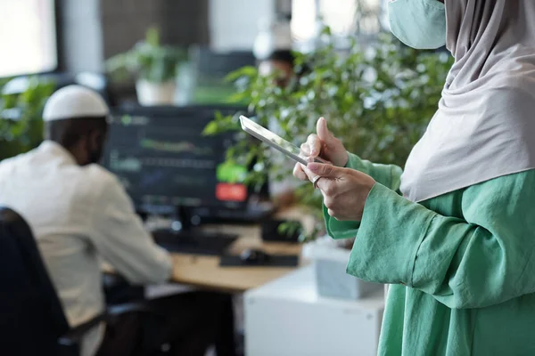 Handen van moslim zakenvrouw met behulp van digitale tablet — Stockfoto