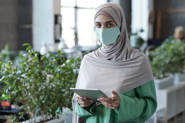 Joven mujer de negocios musulmana con tableta mirando a la cámara —  Fotos de Stock