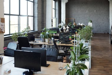 Masalarında monitörler olan büyük sınıf veya bilgisayar sınıfı