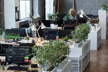 Geniş sınıfta bilgisayar monitörlü birkaç masa