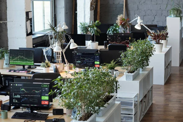 Plusieurs bureaux avec moniteurs d'ordinateur dans une grande salle de classe — Photo