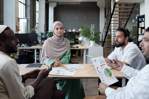 Yrkesgrupp som diskuterar finansiella uppgifter vid arbetsmötet — Stockfoto