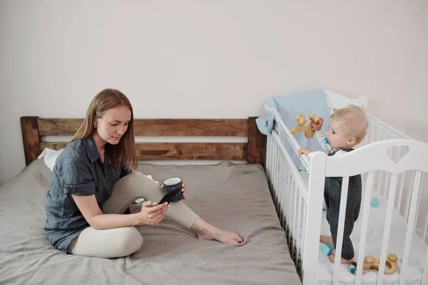 Beautiful Young Mother Sitting Coffee Cup Bed Answering Messages Phone — Stock Photo, Image