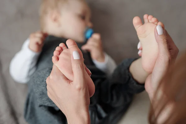 Tanınmaz Bir Annenin Yatakta Uzanan Bebek Ayaklarına Masaj Yapması — Stok fotoğraf