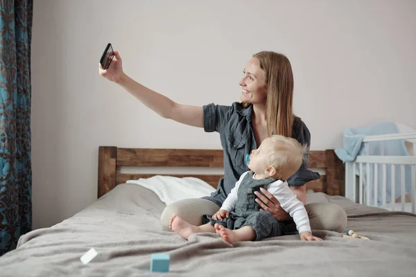 Lycklig Ung Mor Stödja Tillbaka Son Medan Tar Selfie Med — Stockfoto