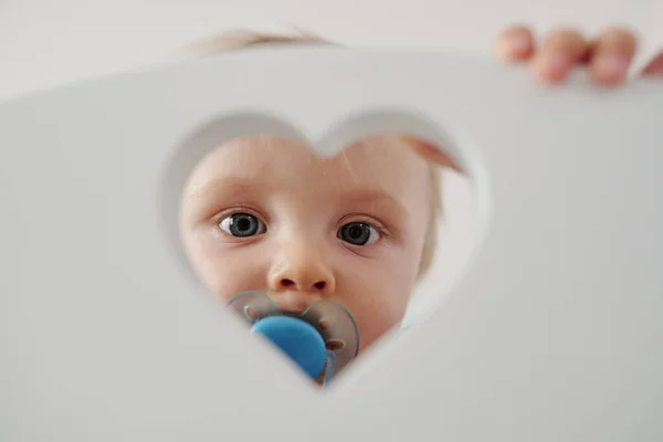 Retrato Bebê Bonito Com Chupeta Azul Olhando Através Buraco Cama — Fotografia de Stock