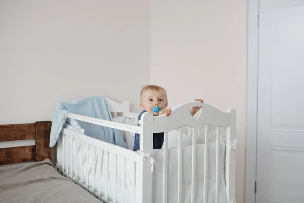 Retrato Bebé Activo Chupando Maniquí Azul Pie Cuna Cerca Cama — Foto de Stock