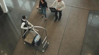 Modern turist çiftlerin birinci sınıf otellere gelip bagajlarını genç erkek hamallara verip el arabasına koydukları en iyi görüntü.