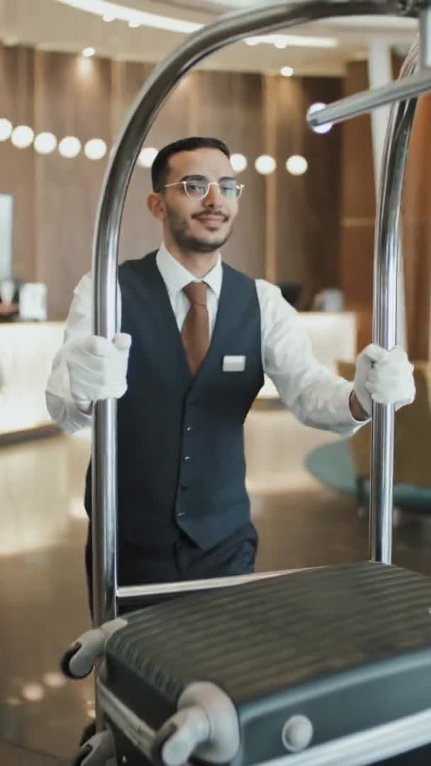 Tiro Vertical Lentitud Joven Botones Con Guantes Carro Equipaje Uniforme — Vídeos de Stock