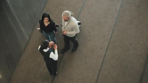 Aufnahme Von Oben Von Einem Touristenpaar Mit Koffern Bei Der — Stockvideo