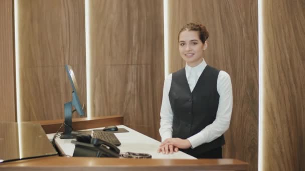 Ritratto Slow Medio Receptionist Donna Uniforme Piedi Alla Reception Dell — Video Stock