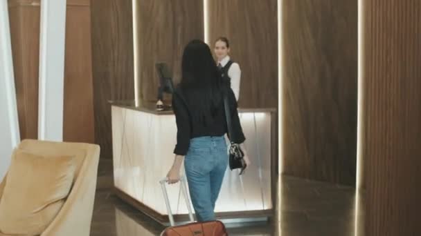 Střední Záběr Mladé Atraktivní Brunetky Přijíždějící Prvotřídního Hotelu Check Recepční — Stock video