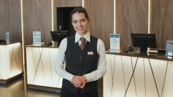 Mittelmäßiges Slowmo Porträt Einer Jungen Lächelnden Hotelmanagerin Oder Rezeptionistin Uniform — Stockvideo