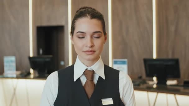 Modern Otelin Resepsiyonunda Duran Kameraya Bakan Çekici Genç Otel Müdürünün — Stok video