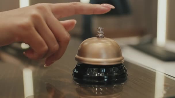 ゆっくりとしたアップの認識できない女性の手リンギングサービスの鐘でホテルのフロント受付の呼び出し受付 — ストック動画