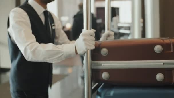 Orta Bölüm Fotoğrafı Üniformalı Eldivenli Bir Erkek Hamal Modern Otel — Stok video
