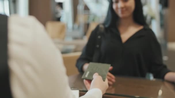 Gros Plan Slowmo Sur Une Réceptionniste Féminine Méconnaissable Qui Redonne — Video