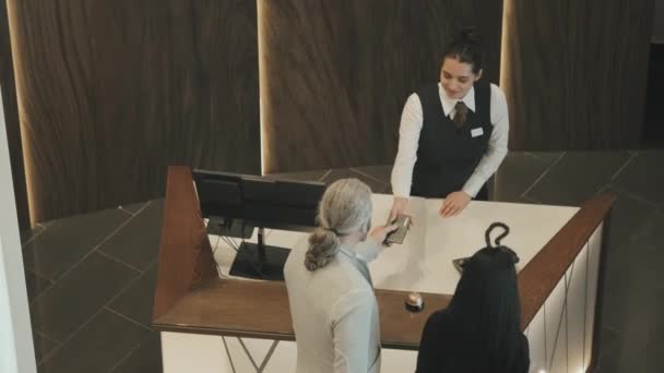 Modern Çiftin Birinci Sınıf Otelin Resepsiyon Masasına Yaklaşırken Iyi Görüntüsü — Stok video