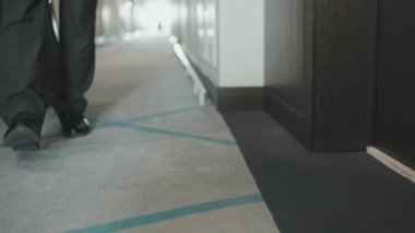 Bagajı olan tanınmayan bir iş adamının otel odasına girip anahtar kartla kapıyı açtığı düşük kesimli bir fotoğraf.