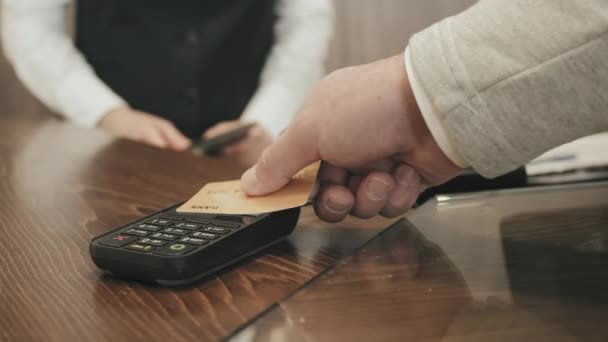 Slowmo Närbild Oigenkännlig Man Fästa Kreditkort Till Terminalen För Att — Stockvideo