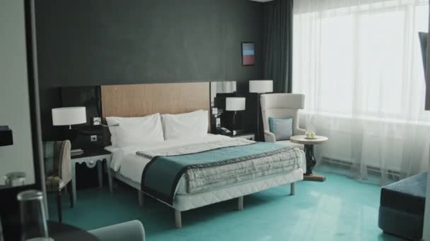 Siyah Duvarları Turkuaz Döşemesi Büyük Boy Yatağı Olan Modern Otel — Stok video