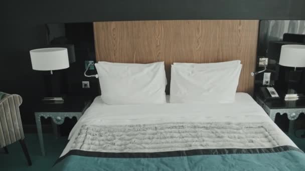 Inga Personer Zooma Skott Bekväm King Size Säng Modernt Hotellrum — Stockvideo