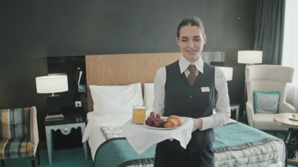Modern Otel Odasındaki Büyük Boy Yatağın Yanında Duran Tepside Taze — Stok video