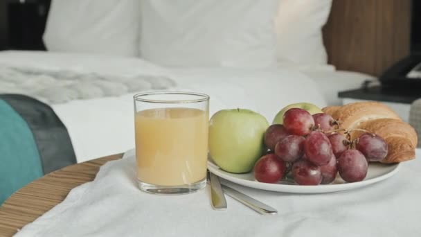Panning Slowmo Skott Hälsosam Läcker Frukost Med Färsk Apelsinjuice Frukt — Stockvideo
