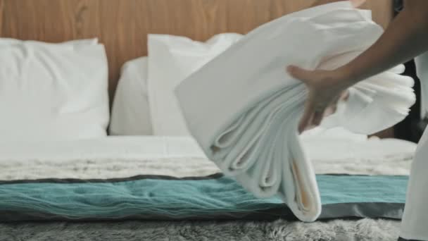 Midsection Slowmo Знімок Невизначеної Домогосподарки Уніформі Розміщення Свіжих Білих Рушників — стокове відео