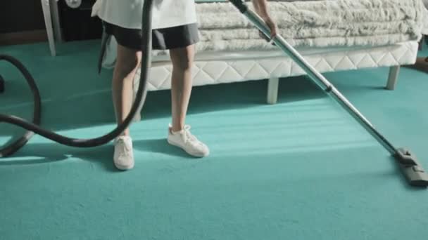 Jonge Mixed Race Huishoudster Uniform Hoovering Turquoise Vloer Van Luxe — Stockvideo