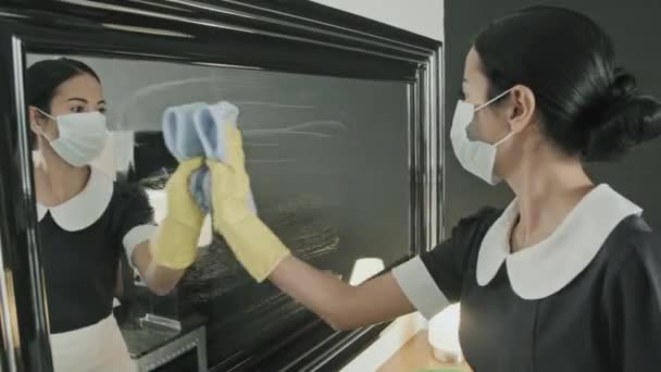 Medium Shot Van Jonge Vrouwelijke Huishoudster Uniform Beschermend Gezichtsmasker Handschoenen — Stockvideo